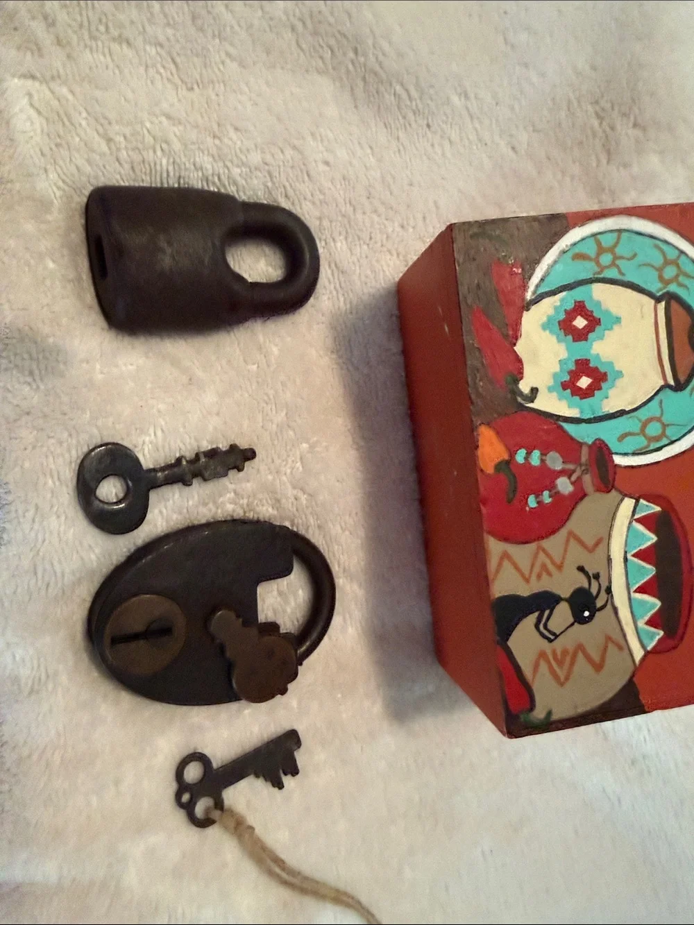 Decorative Black Iron Padlock and Vintage-Style Keys Set